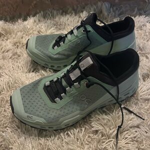 On Cloud Women’s 8 Green and Black Trail Running Shoes